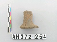 藏品(灰褐色夾砂小陶鈕)的圖片